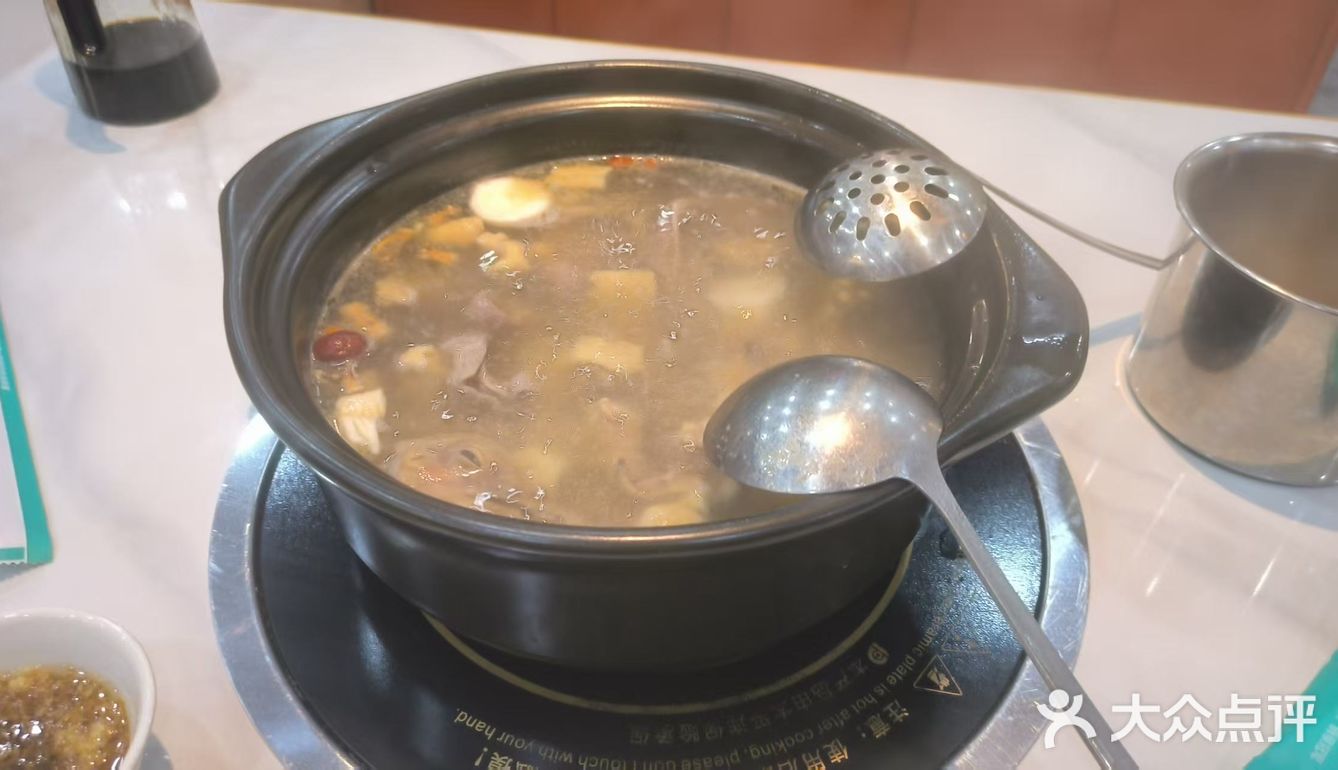 这家店的老板是广东人，听他打电话都是广东的口音