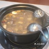 这家店的老板是广东人，听他打电话都是广东的口音