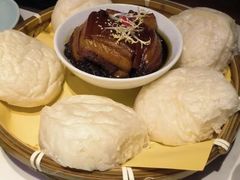 酒酿馒头配扣肉-卯时·龙光雅宴·精致锡帮菜(惠山古镇店)