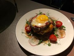 巴馬火腿、流心蛋及芝士肉醬焗釀大啡菇塔-Oasis Bar & Grill