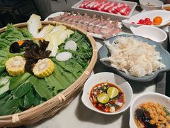 -尚尚仙·酸汤猪手·猪肚鸡火锅(华联万柳购物中心店)