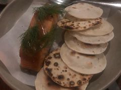 烟熏三文鱼配烤饺子皮和芥末籽酱-BOR Eatery(安福路店)