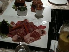 切肉拼盤，雙層漢堡，雙重巧克力蛋糕-Salon de Ville浦江汇(上海外滩华尔道夫酒店店)