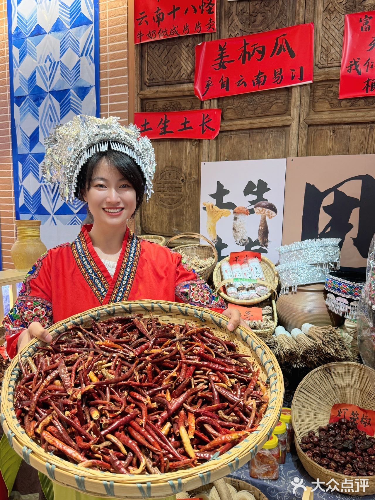 是从曲靖富源空运过来的酸萝卜丝，还有新平酸菜发酵而来