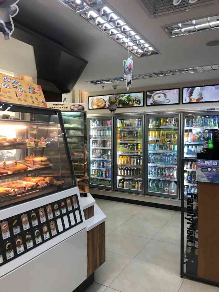 全家便利店(天山二村店)-"小区门口的店,就在家楼下的,很干净,每次.
