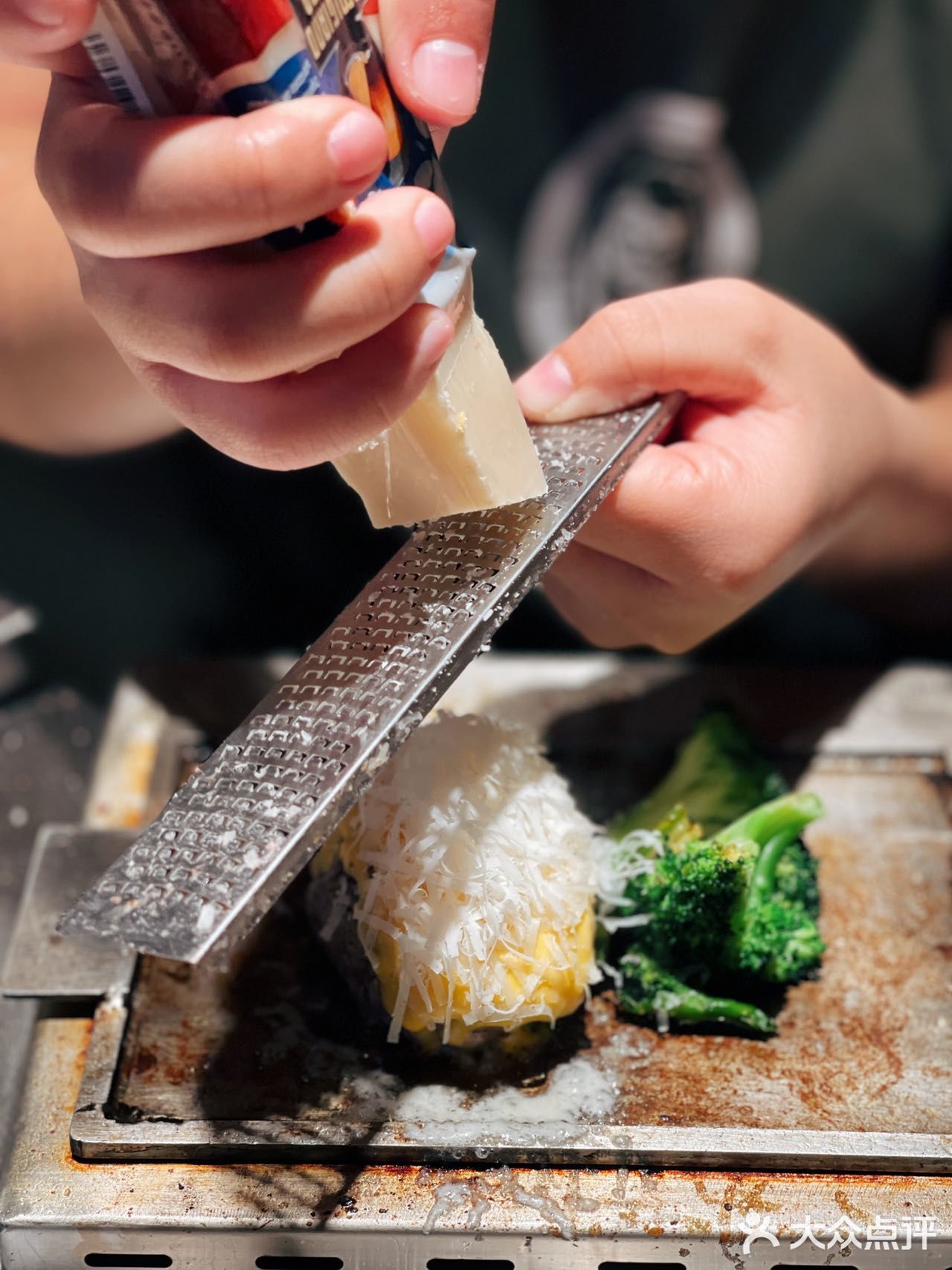 不用出国门，也能get日本网红牛肉汉堡啦！