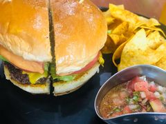 经典芝士牛肉汉堡-魏斯理汉堡(西安沣东吾悦店)