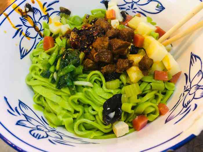 雁塔南路曲江千林郡东门底商  「金牌牛肉面」 菠菜面哦～店家挂个大