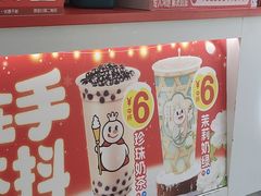 -蜜雪冰城(万达广场外B号门门口外集装箱店)