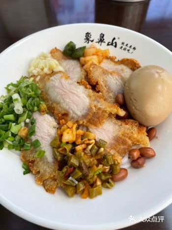 一直都有传闻，说象鼻山米粉的牌子响，味道不咋地