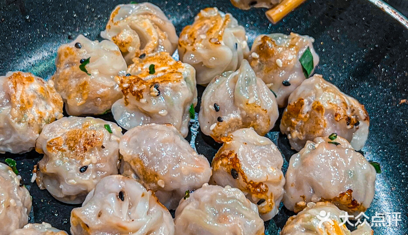 来武汉一定要试试这个咸蛋黄纸皮烧麦！巨香 