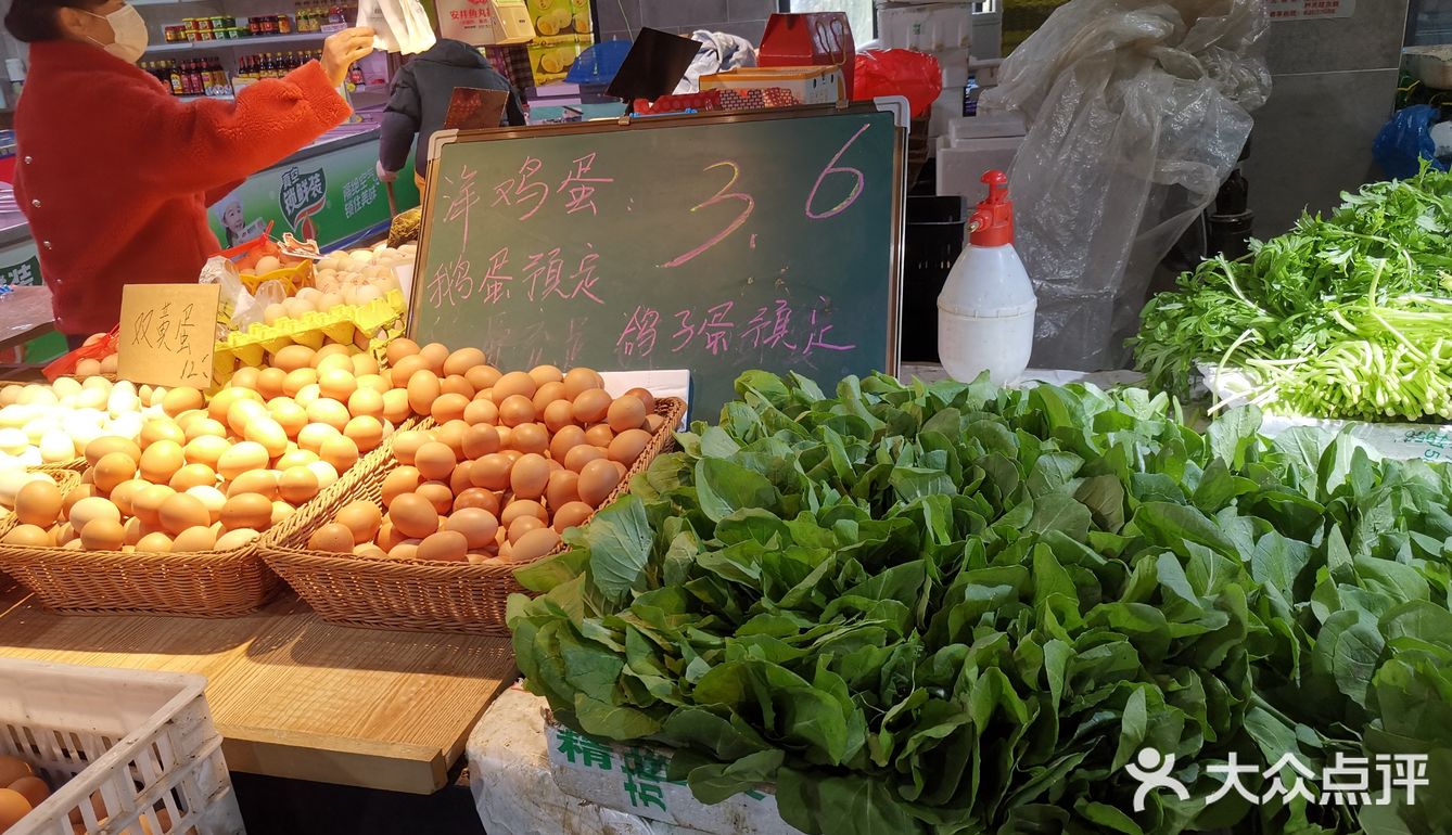 二楼是蔬菜，豆制品，水果等，这里品种齐全，价格公道