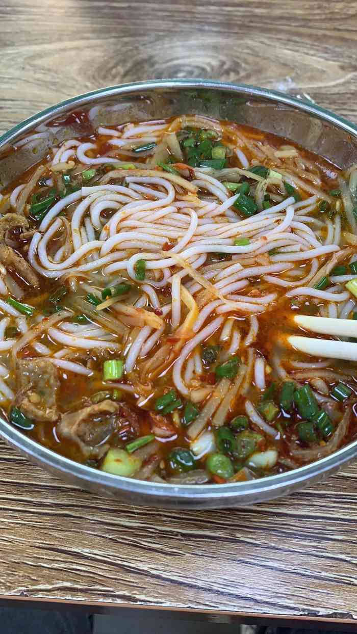 文山酸汤米线-"中午约上朋友一起来吃个午饭,都是大碗,可.