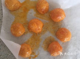 封口朝下,面上再刷一遍蛋黄液,进烤箱,烤它,出炉