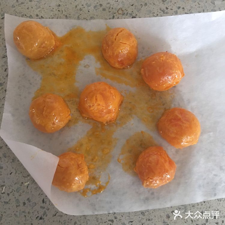 封口朝下，面上再刷一遍蛋黄液，进烤箱，烤它，出炉