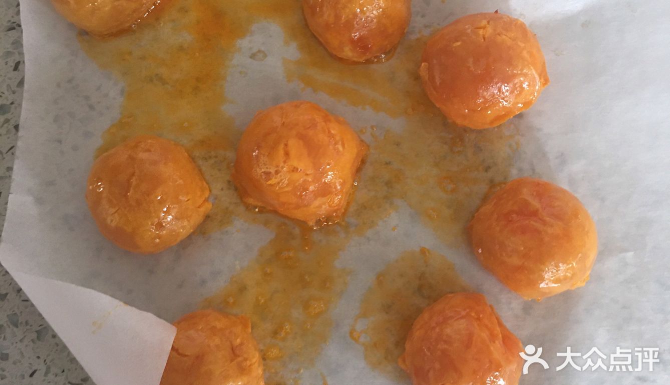 封口朝下，面上再刷一遍蛋黄液，进烤箱，烤它，出炉