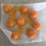 封口朝下，面上再刷一遍蛋黄液，进烤箱，烤它，出炉