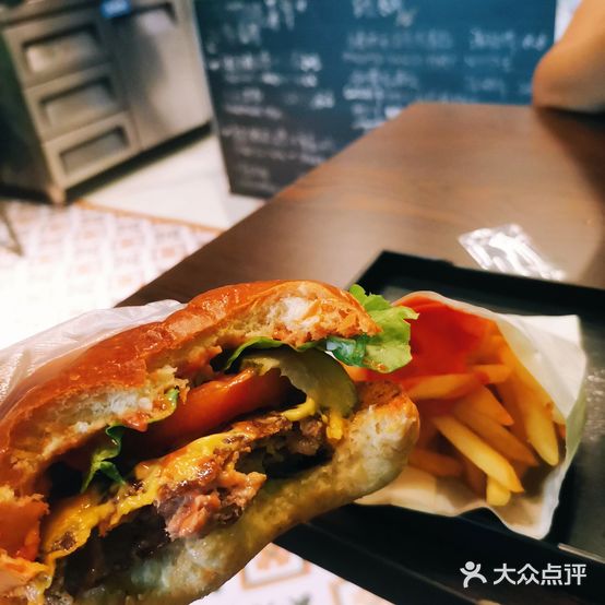 咬伊口手作汉堡＆东南亚菜aka(软三店)