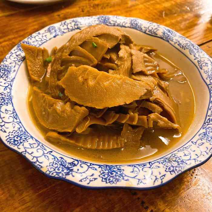 莫干山下小镇里的餐厅都差不多,就是这种农家菜.