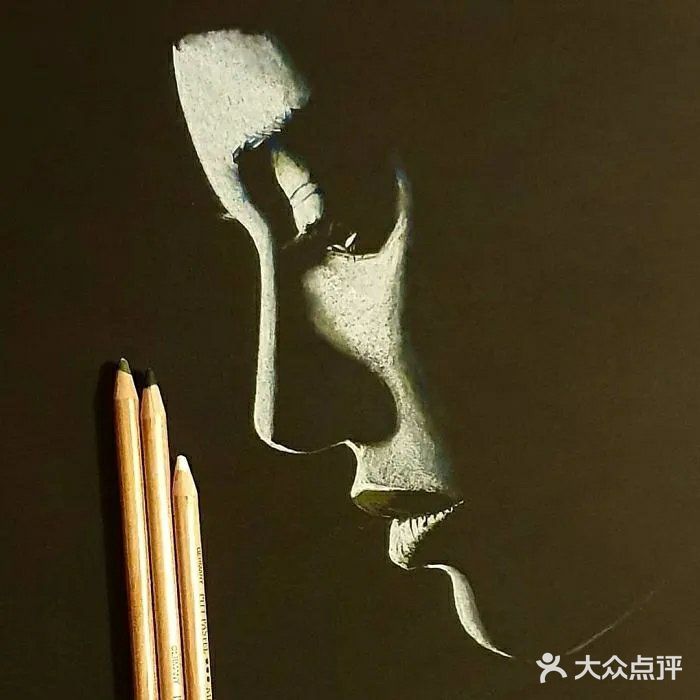 犹抱琵琶半遮面，这样的素描画太酷了，仿佛会发光 。[加油]