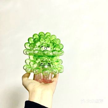 古人咏诵松树气质的诗不少，白居易这首和我们的“放青松