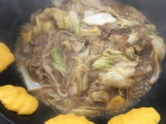 -粘豆包柴火铁锅炖