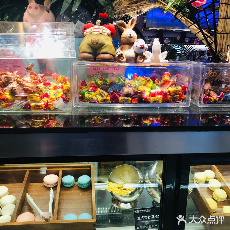 各种贝类 肉肉也很多 水果里面烤榴莲