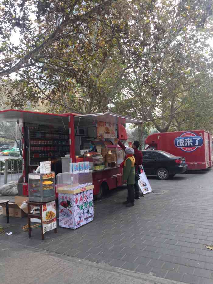 打分 路上停了好几辆车  只有一辆中午会卖些东西  像一个流动便利店