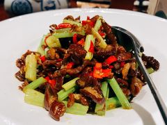 土芹菜炒腊肠-翠园十八号庭院餐厅