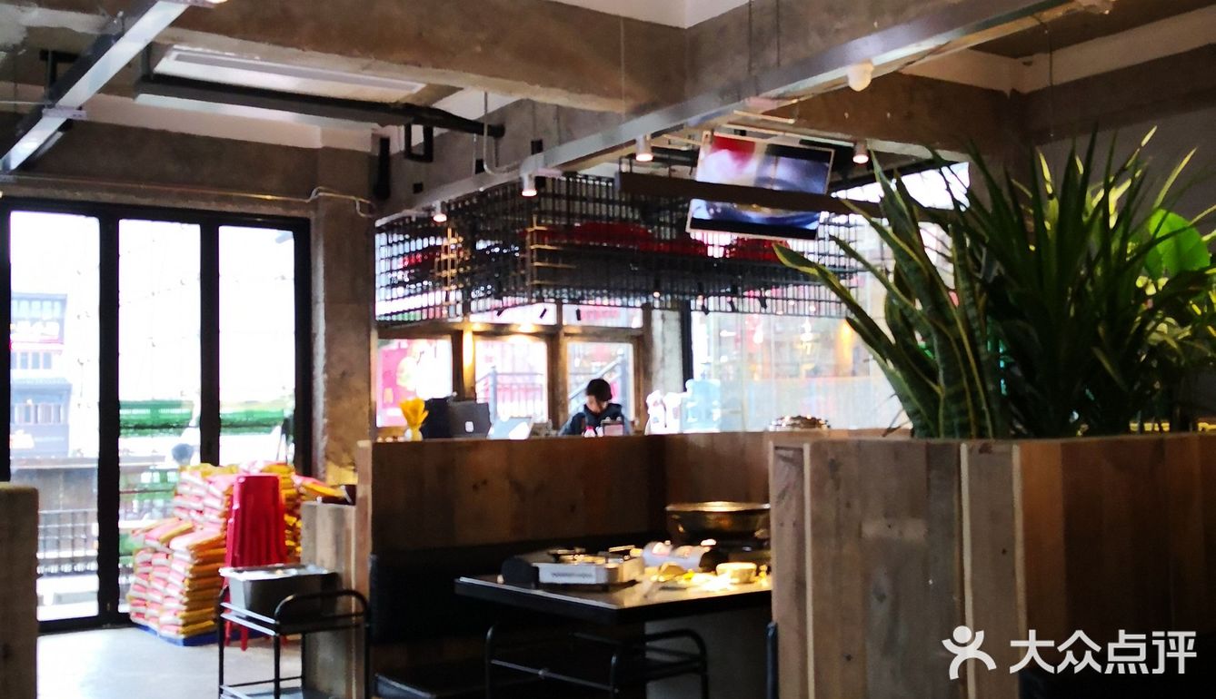 半只鸡，一份肉，两个小菜，两个人吃正好