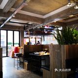 半只鸡，一份肉，两个小菜，两个人吃正好