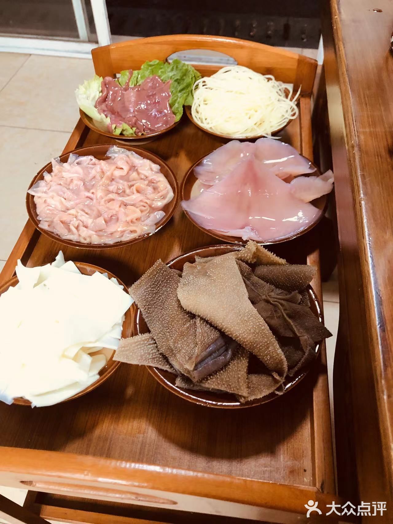只有4桌的绝绝子火锅店