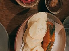 烟熏三文鱼配烤饺子皮和芥末籽酱-BOR Eatery(安福路店)