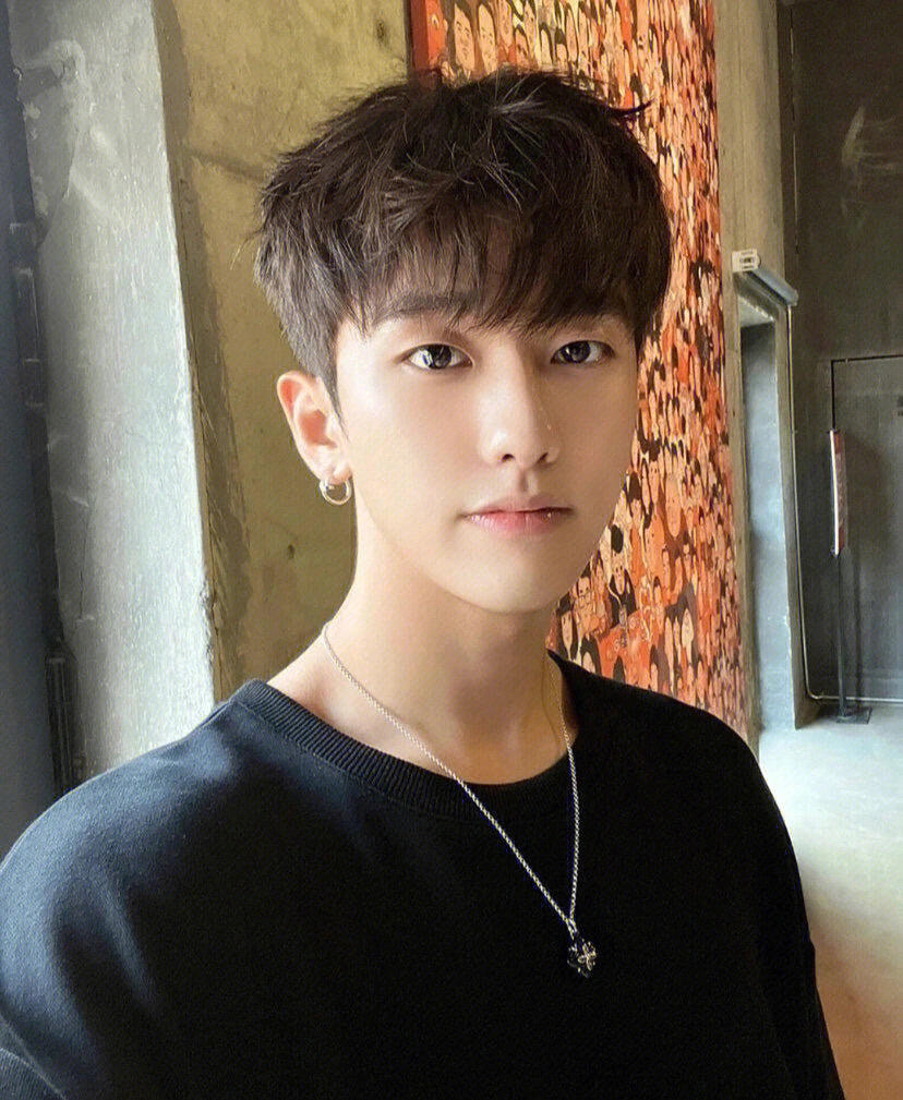 夏季男生帅气短碎发