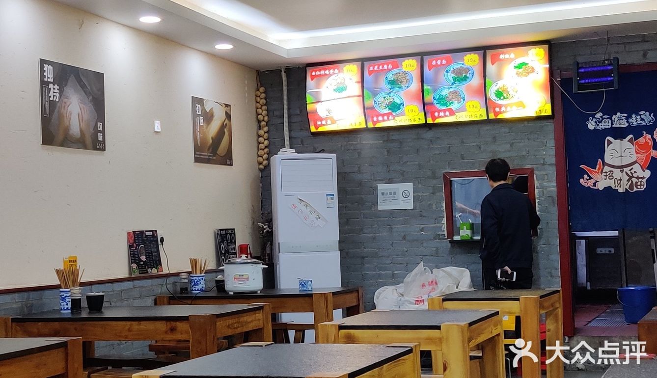 店面不算很大,干净卫生,用餐环境还行,图二为店内餐桌