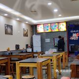 店面不算很大,干净卫生,用餐环境还行,图二为店内餐桌