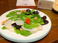 桃仁木耳炒荷兰豆-东口码头·烧鸽子·鱼头泡饼·地方菜(金鹰悦城店)
