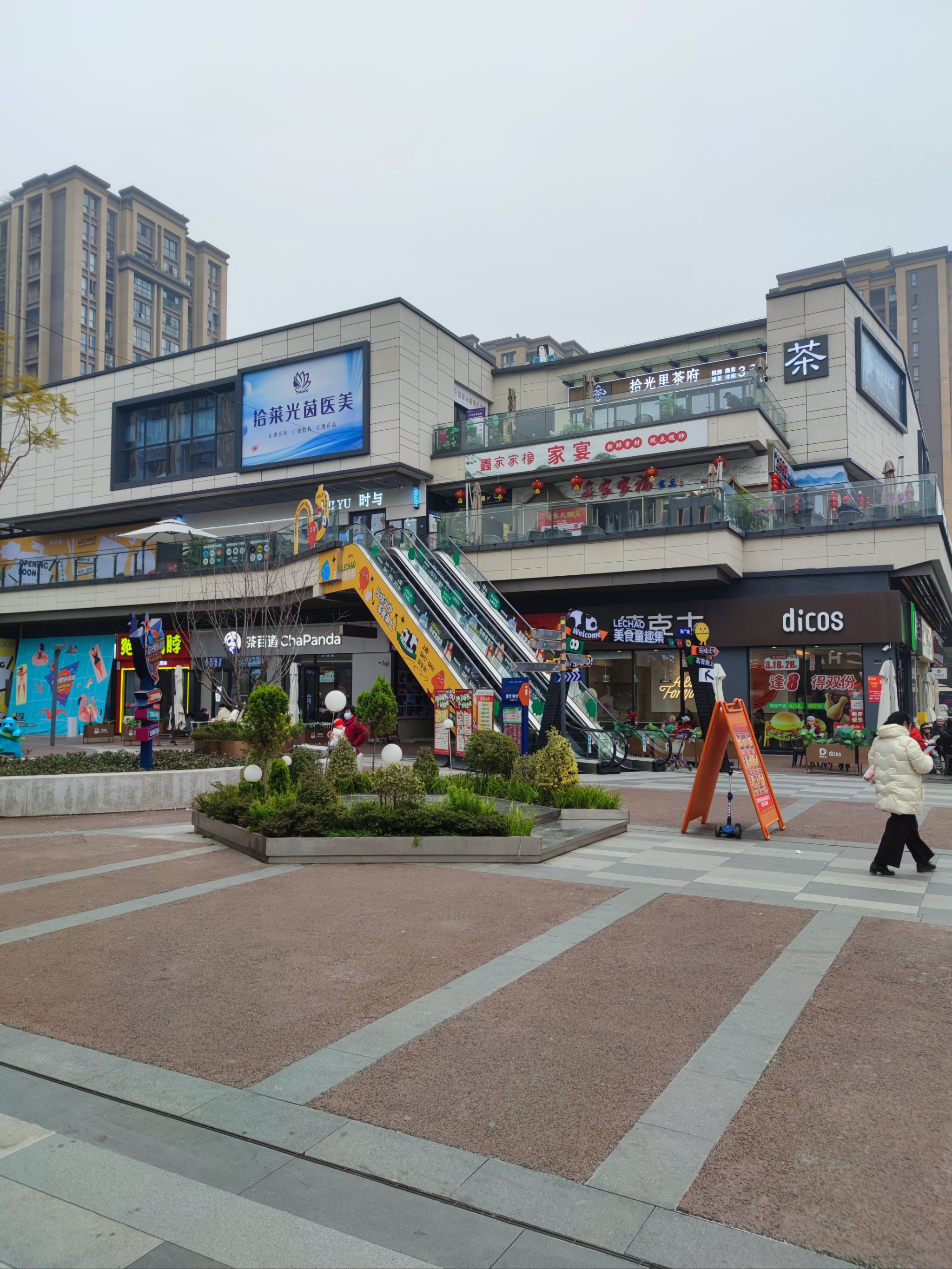 商业街的热闹时光