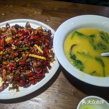 周六中午：女朋友煮的虾带到店里，辣子鸡和豆汤豌豆黄