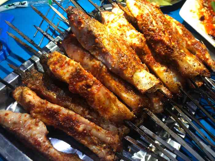 虎子烧烤-"他家烤肉不错,以前在火车站后面,现在这块.