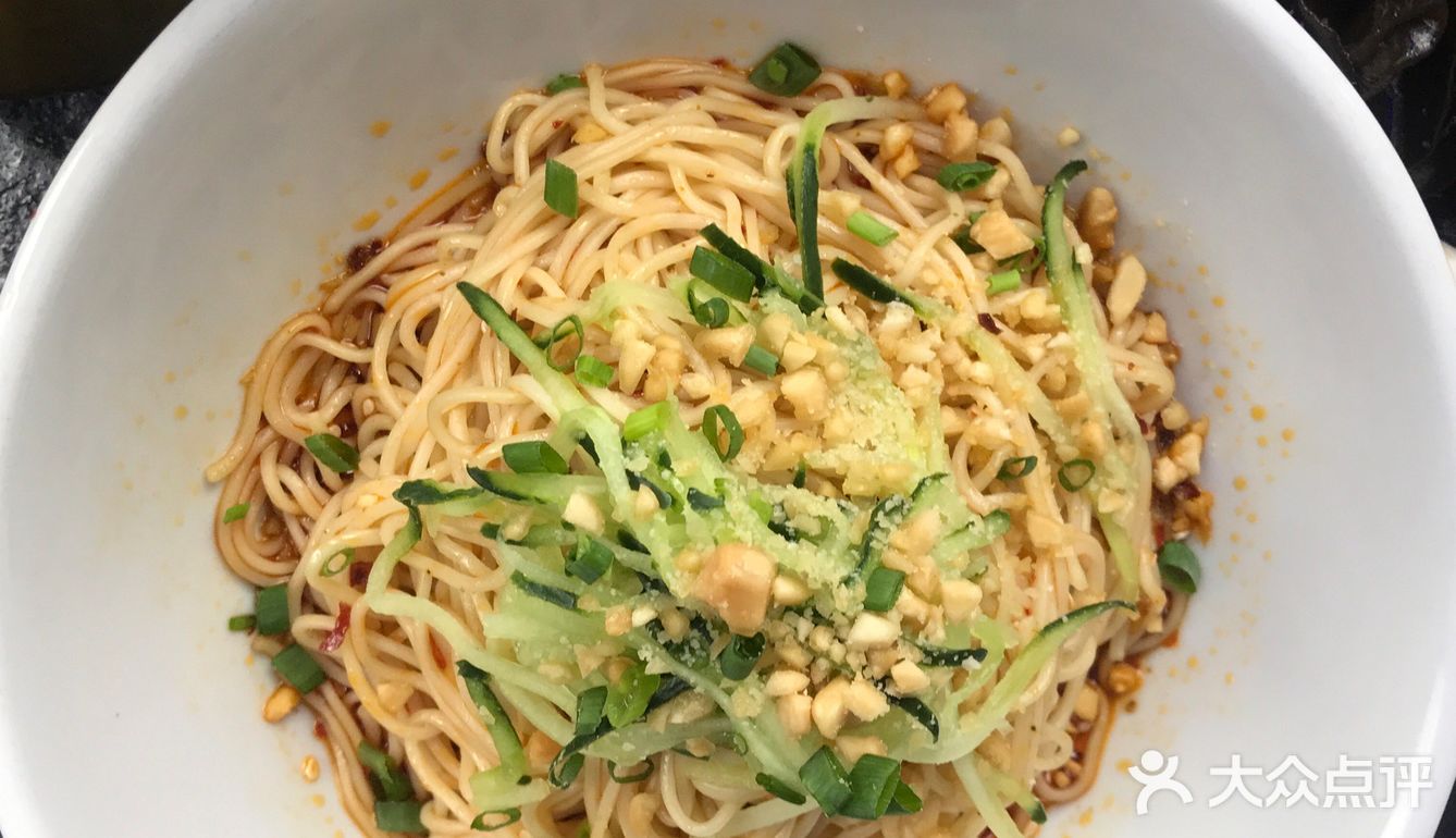 以为是沙拉酱，吃起来有芥末的味道，还不错的说