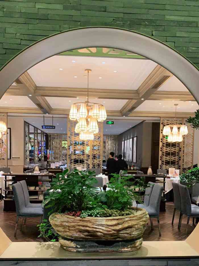 西湖春天61粤菜-"刚好同事聚餐,手机搜了一下,万象城的西湖.