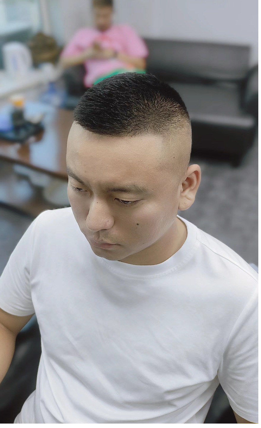 清爽的寸头,展露阳刚之气;个性的侧分,凸显潇洒风度;潮流的飞机头