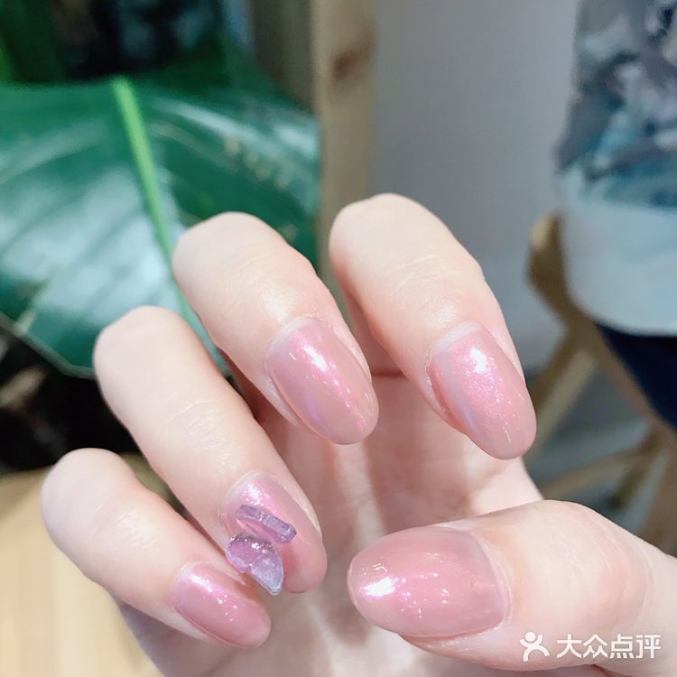 夏天就是要漂亮的美甲呀！极光粉搭配蝴蝶