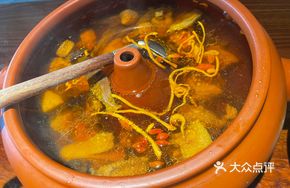 Yunnan Matsutake Pig's Trotter Steam Pot Chicken