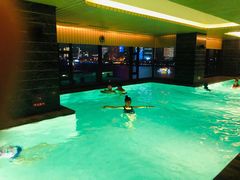 泳池开到晚上10点-上海外滩英迪格酒店