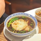 主动换骨碟，送客至门外。还是老牌的宾馆服务周到