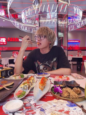 新华路新开业赛博朋克风料理
