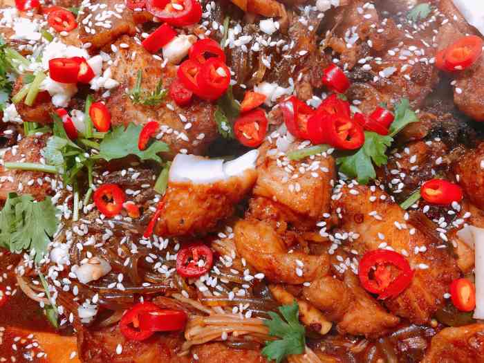 王婆炒鱼泥巴炉子柴火饭全国连锁-"在家门口附近新开不就的店 上菜