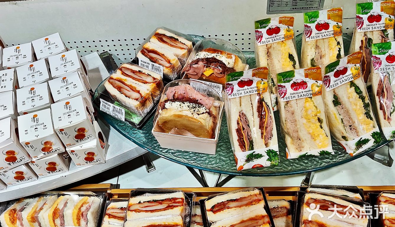 紧紧追随贴标签的店员[加油]